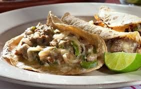 Tacos de carne con queso